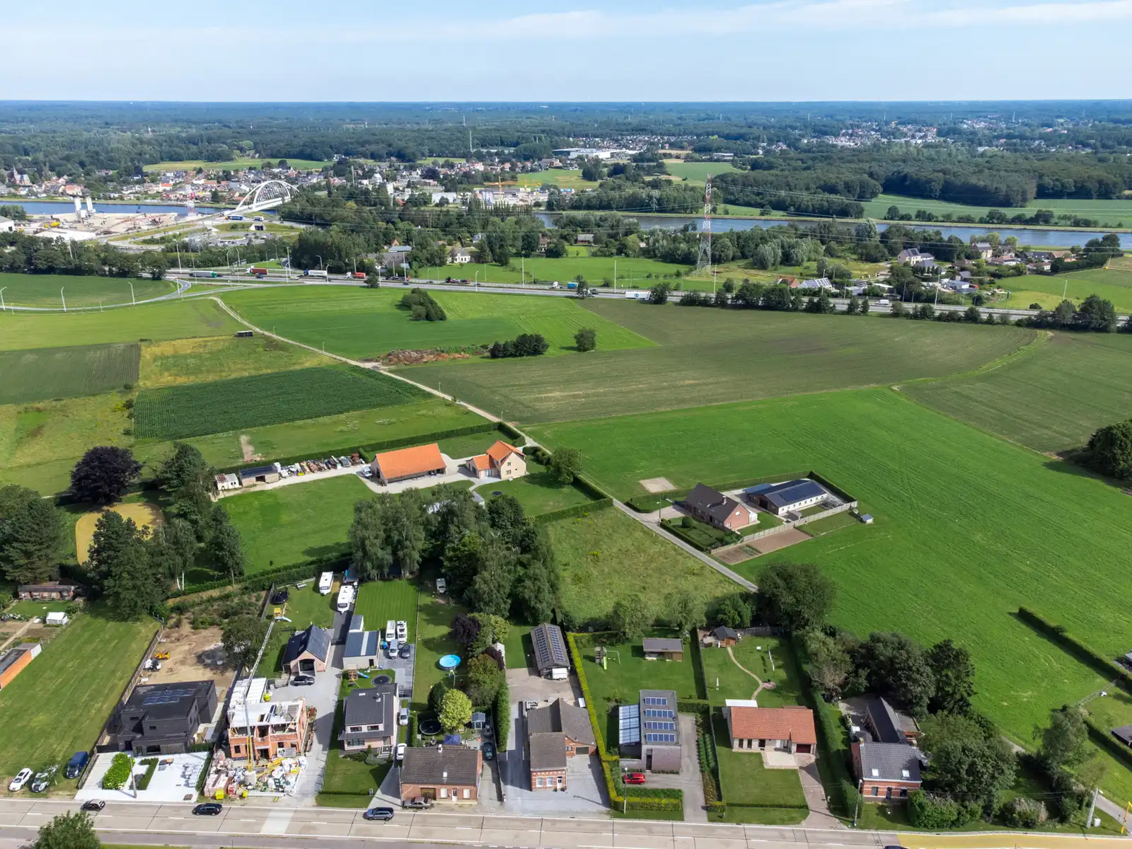 Hoofdfoto van de publicatie: Woning met mogelijkheden en vergunde bijgebouw op 2.012m²