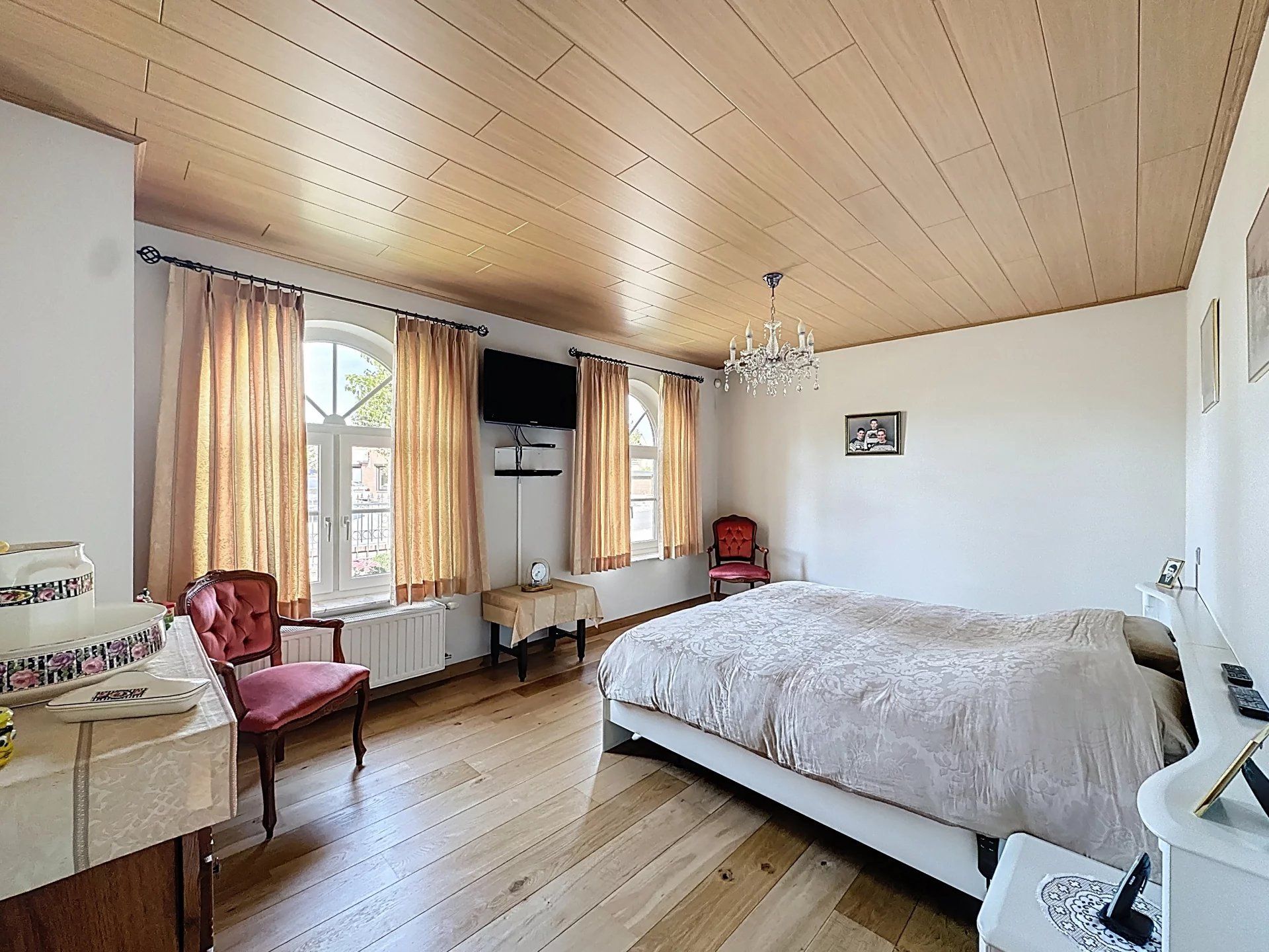 Mooie, vrijstaande woning gelegen op een perceelsgrootte van 9 are, met maar liefst 4 slaapkamers en een ruime dubbele garage. foto 15