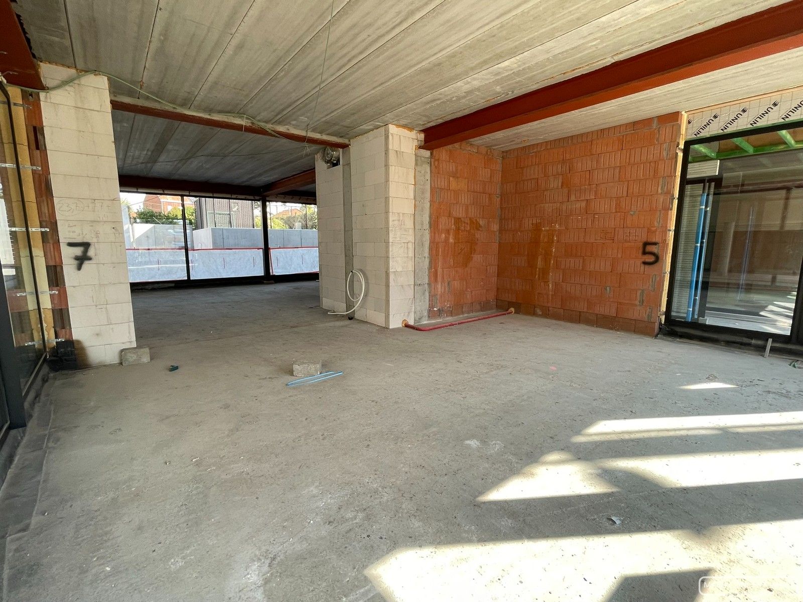 Brasserie te koop van 155 m2 met 135 m2 terras in centrum Anzegem foto {{pictureIndex}}