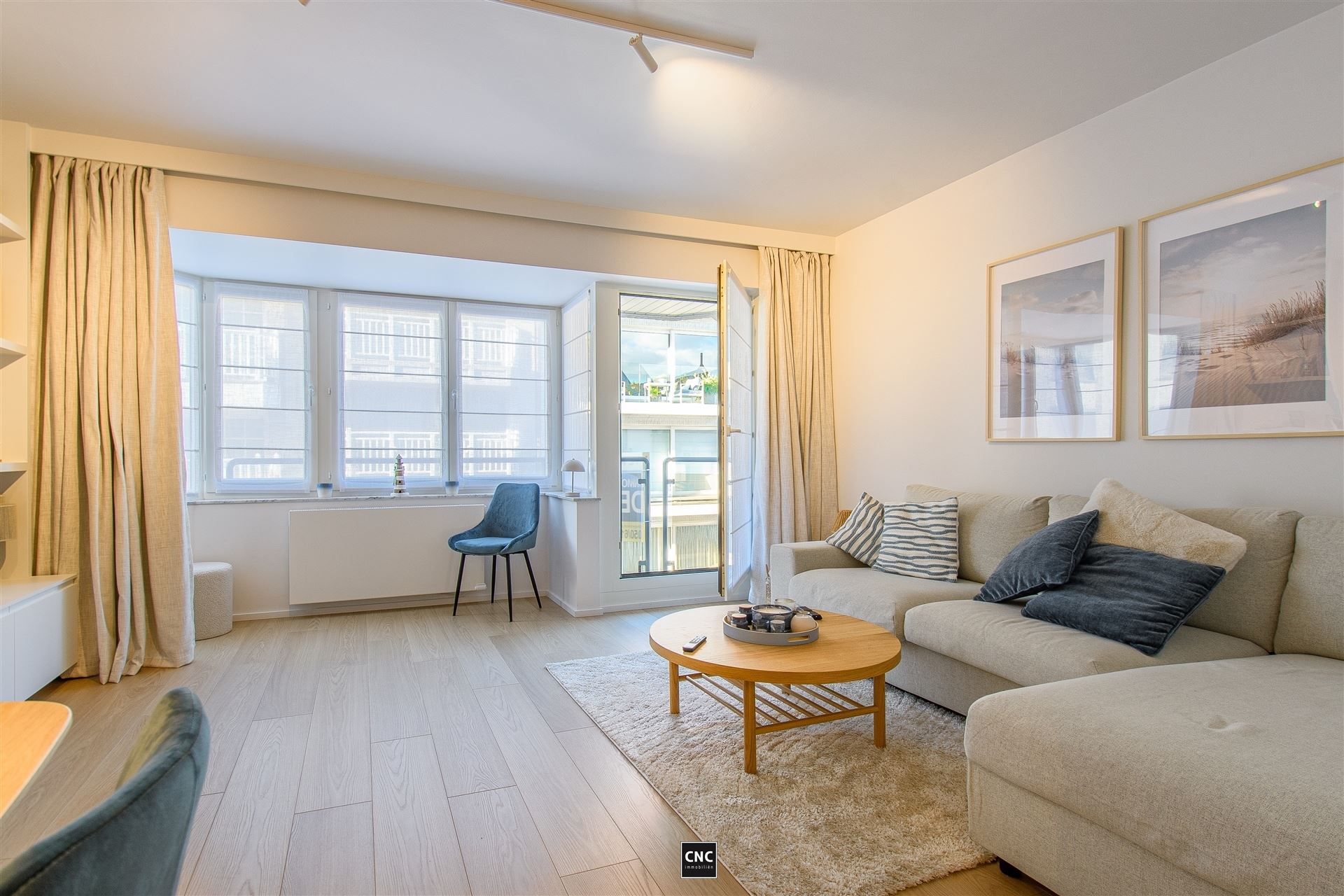 Prachtig gerenoveerd appartement in het hart van Knokke; een ideale plek voor wie op zoek is naar comfort en stijl in een bruisende kuststad.  foto {{pictureIndex}}