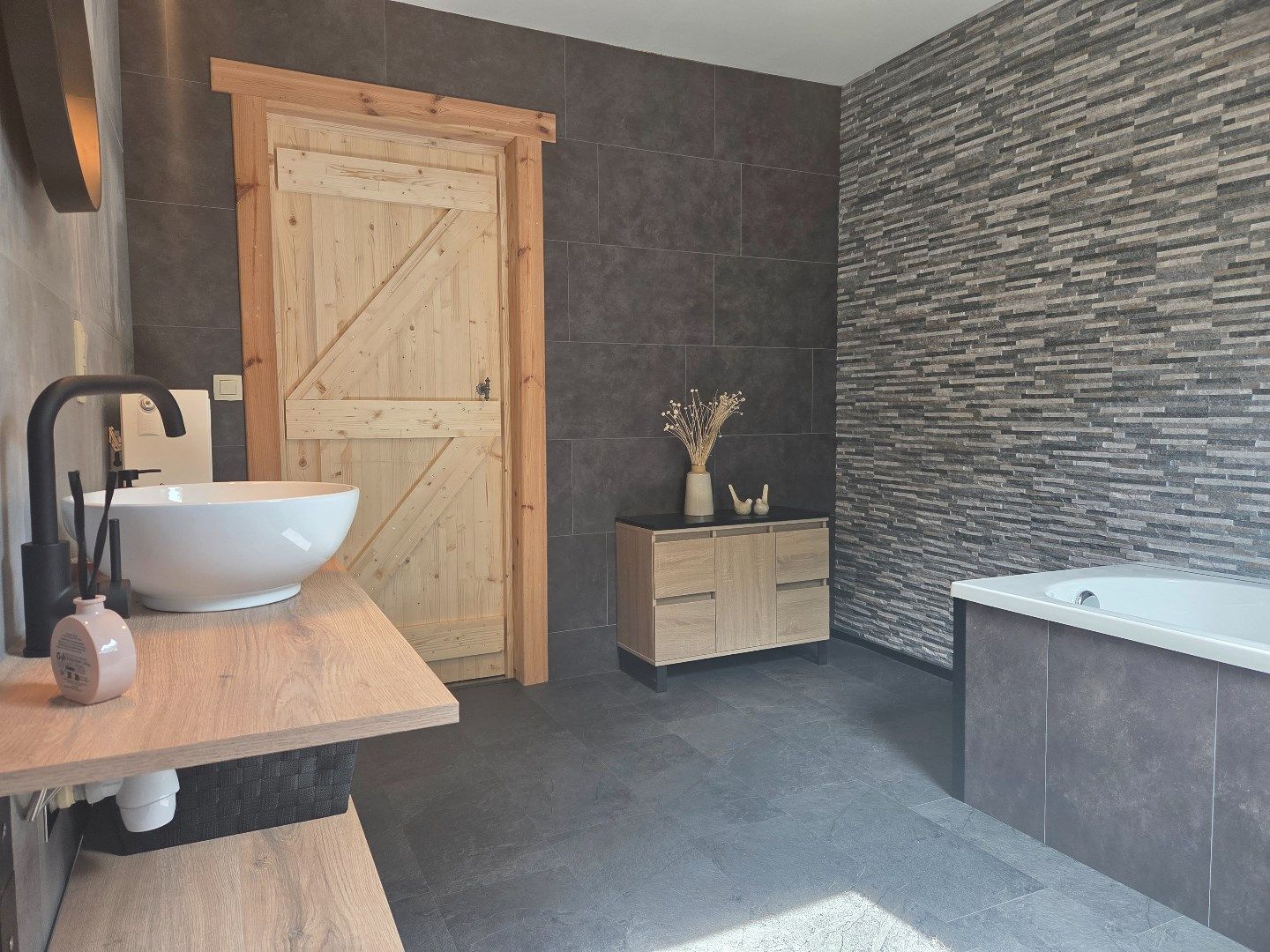 Gerenoveerde karaktervolle woning met 4 / 6 slpks op 1.990 m² in bosrijk gebied ! foto 28