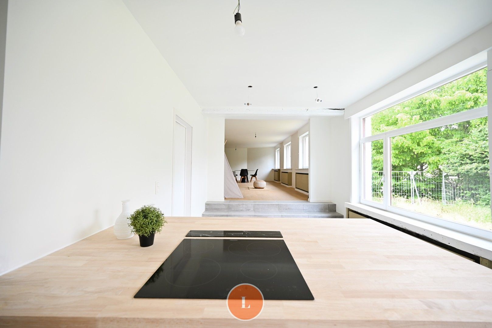 Uniek gelegen gerenoveerde woning te koop in het centrum van Menen.  foto {{pictureIndex}}