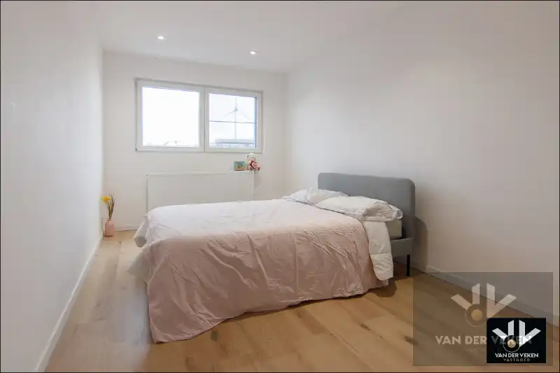 Voll gerenoveerde woning met 5 slpk 3 badk foto 16