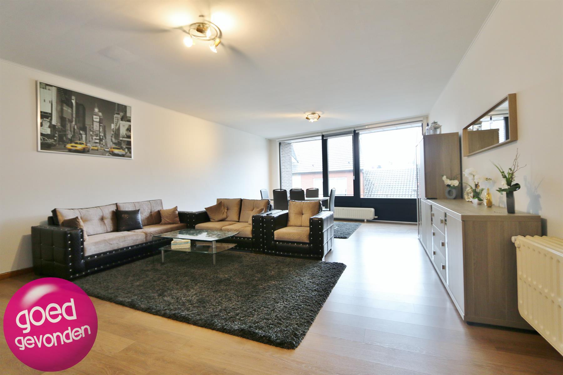 CENTRUM STAD - RUIM APPARTEMENT - 2 tot 3 SLK foto {{pictureIndex}}