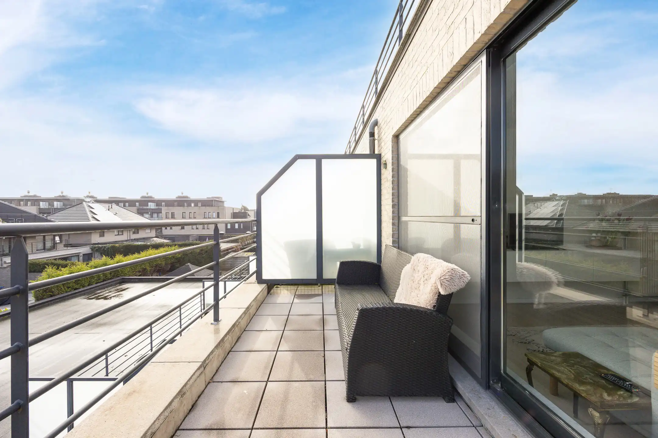 Centraal gelegen 2 slpk app met ruim terras en staanplaats. foto 11