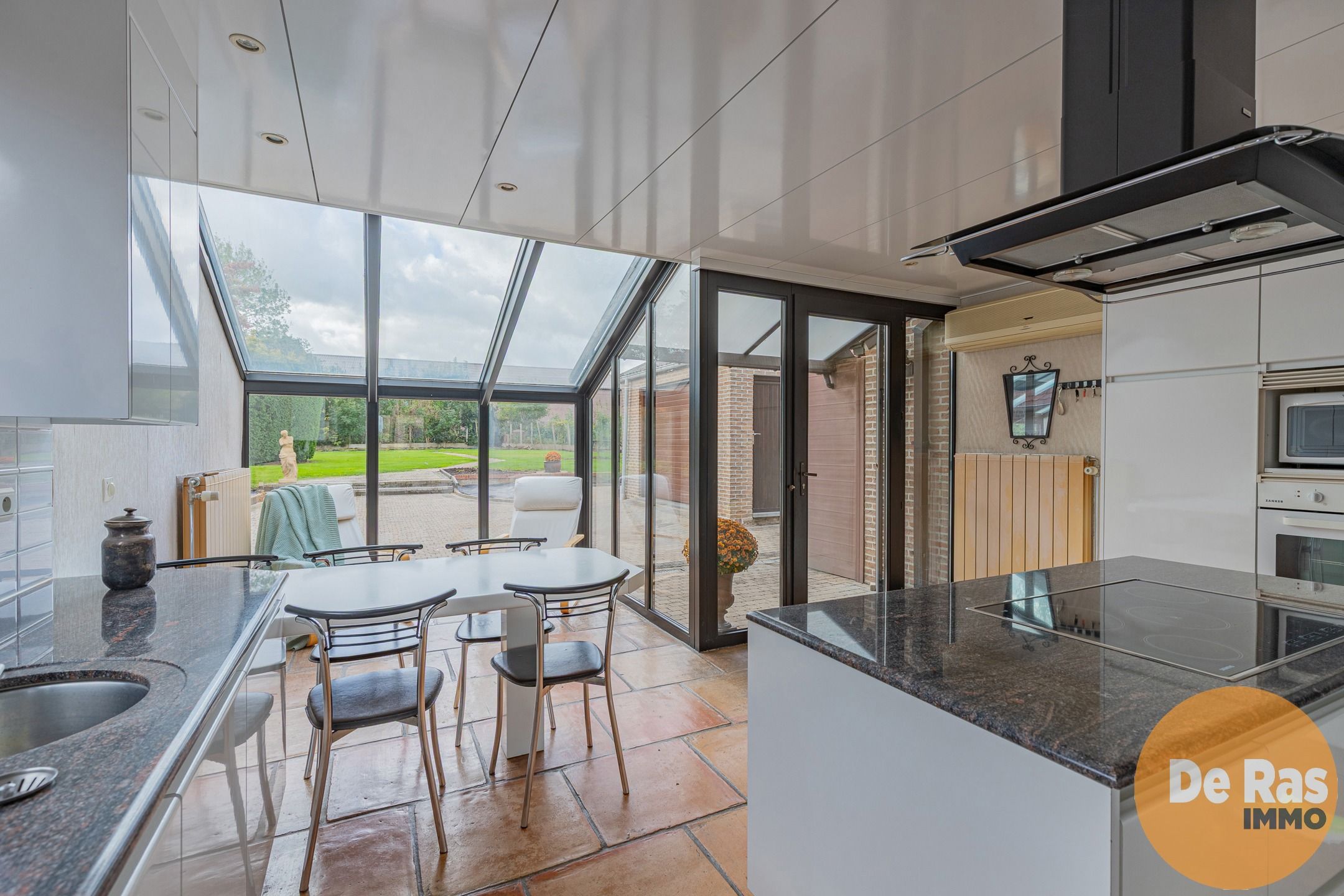 HERZELE - Degelijke 3-gevelwoning met tuin foto 11