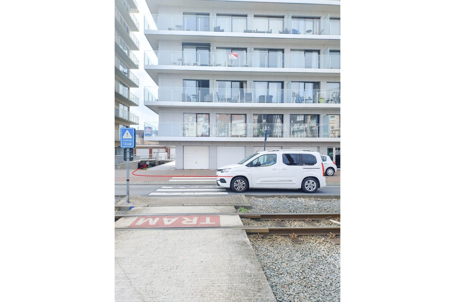 Ruime, gemakkelijk bereikbare garage met elektriciteit foto 6