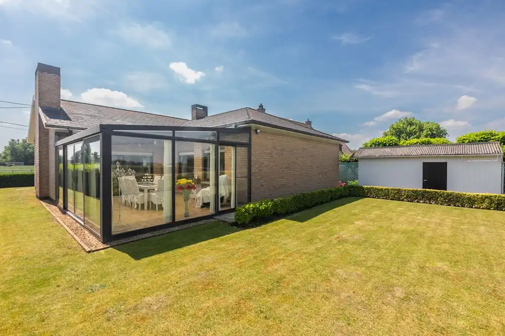 Gelijkvloerse woning met landelijke ligging foto {{pictureIndex}}