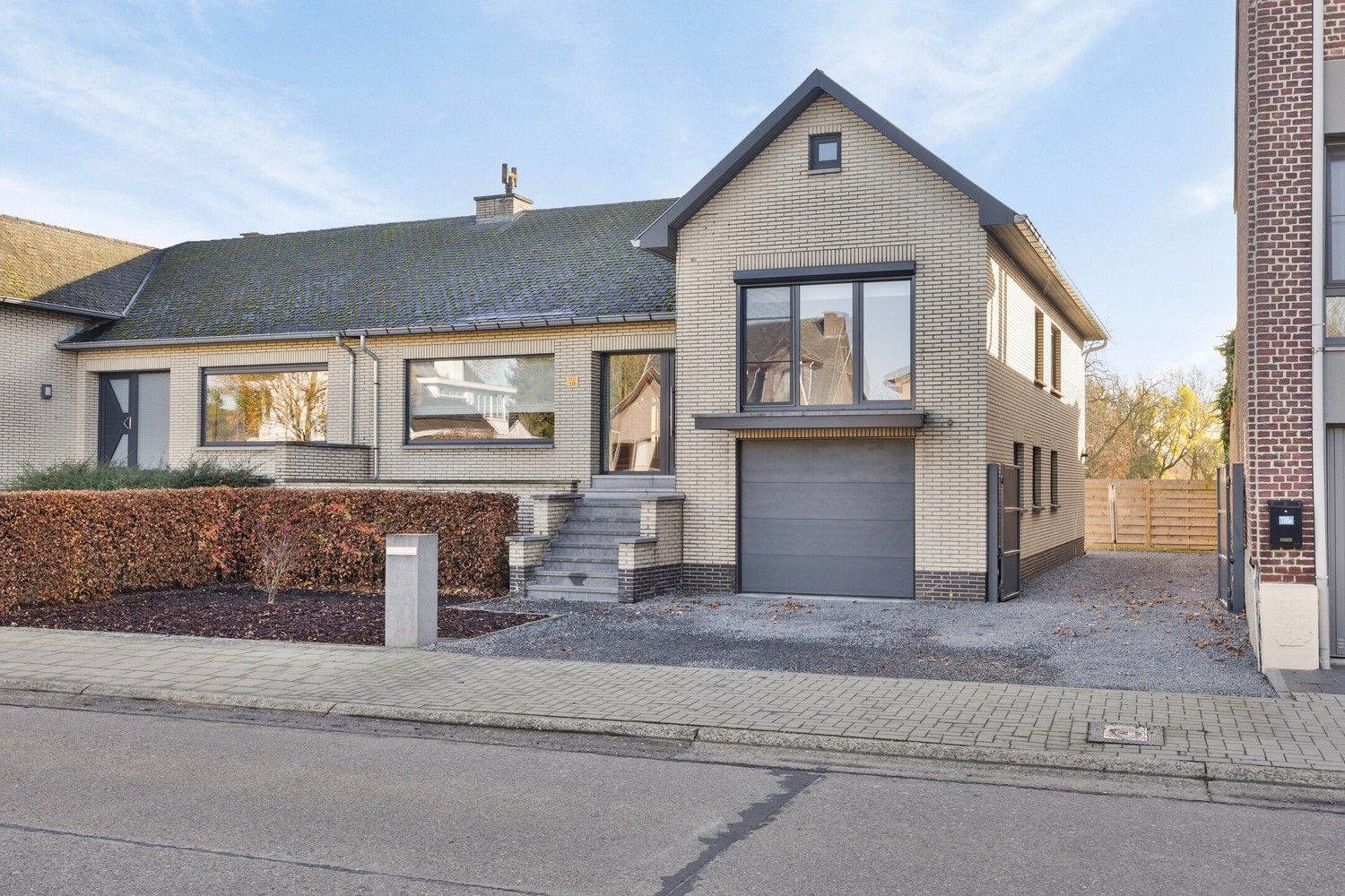 Moderne split-level woning met ruime tuin in Maasmechelen foto {{pictureIndex}}