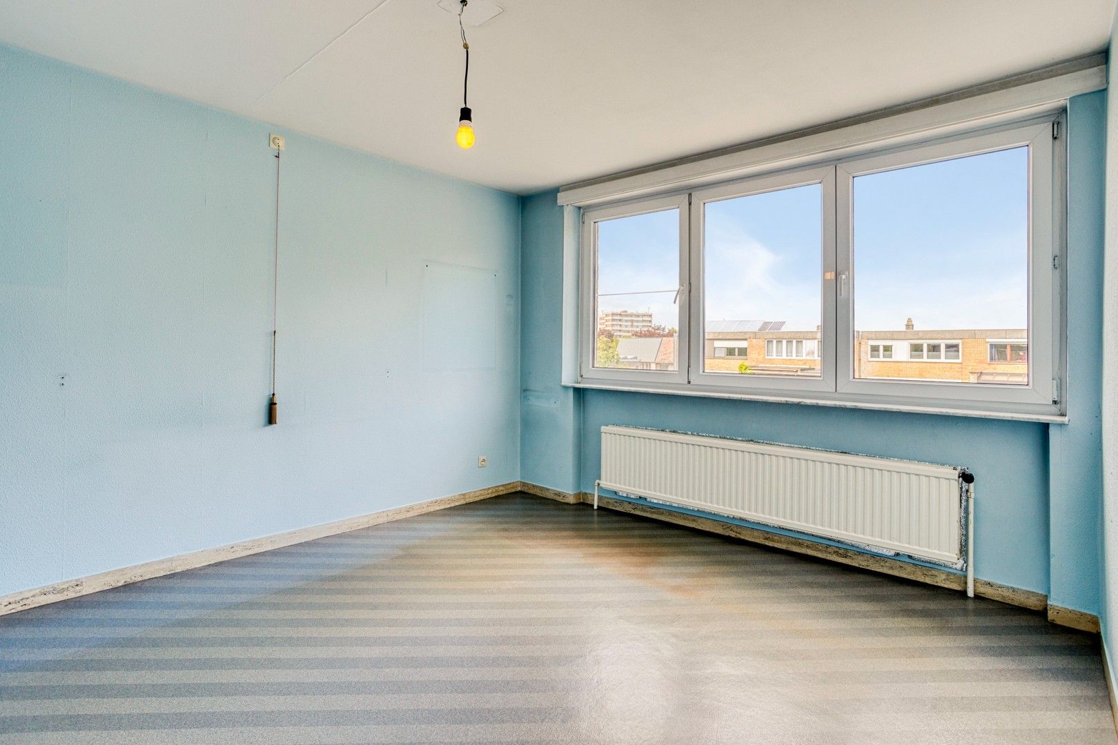 Op te frissen woning met kantoorruimte en garage te Sint-Michiels foto 16