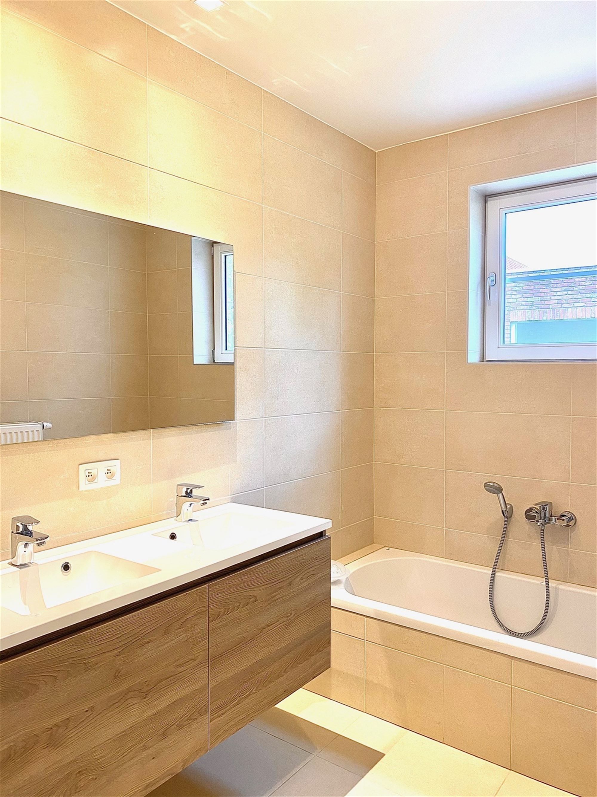 Charmante WONING (open bebouwing) met 3 SLAAPKAMERS, TUINTJE & TERRAS, zowel voor- als achteraan een OPEN GROEN ZICHT foto 13