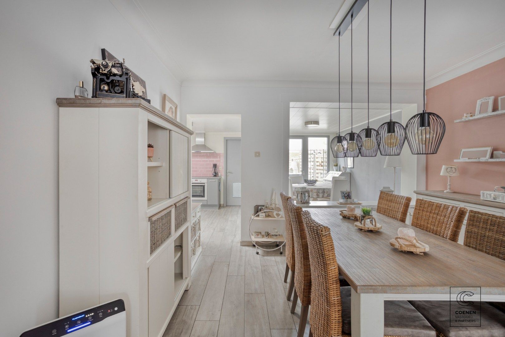Zeer ruime en instapklare woning met een bew opp van 181 m², 4 ruime slpk's en zeer leuke, zonnige tuin met prachtig uitzicht! foto 7