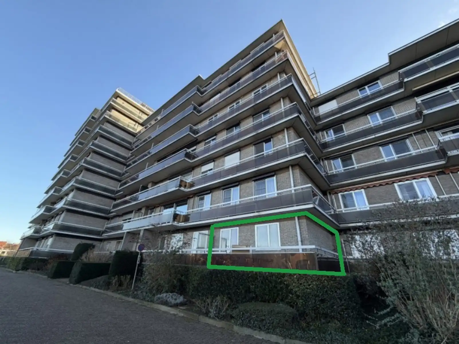 Gerenoveerde studio met aparte slaaphoek, terras en parking foto 7