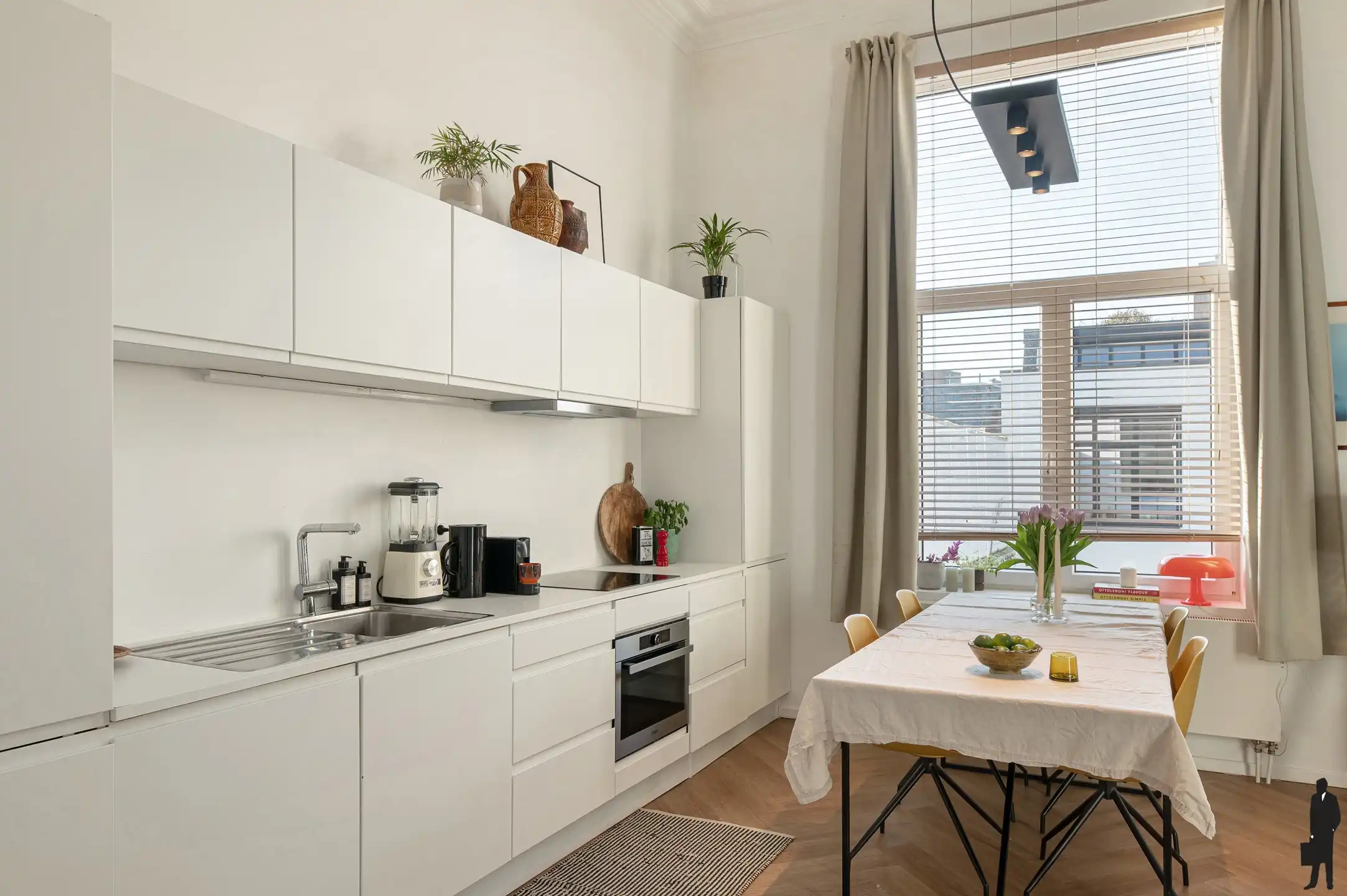 Lichtrijk appartement met hoge plafonds en terras foto 8