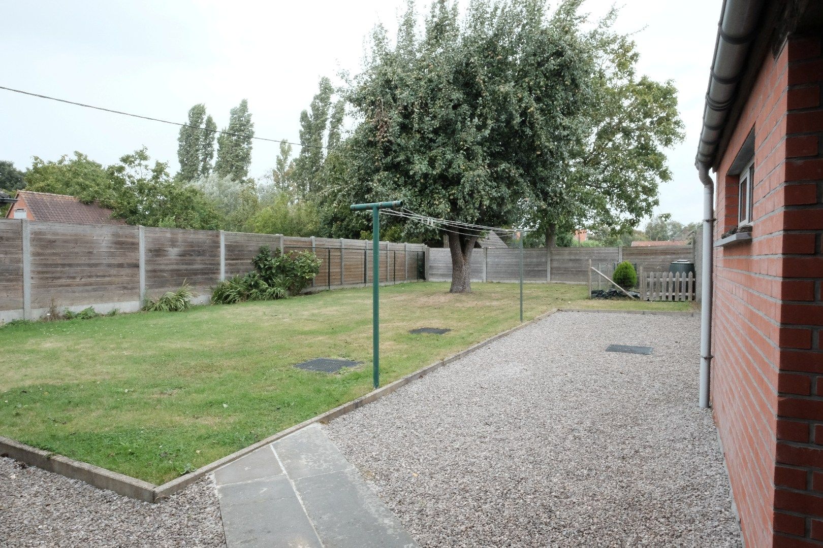 Landelijke woning met grote tuin en garage foto 9