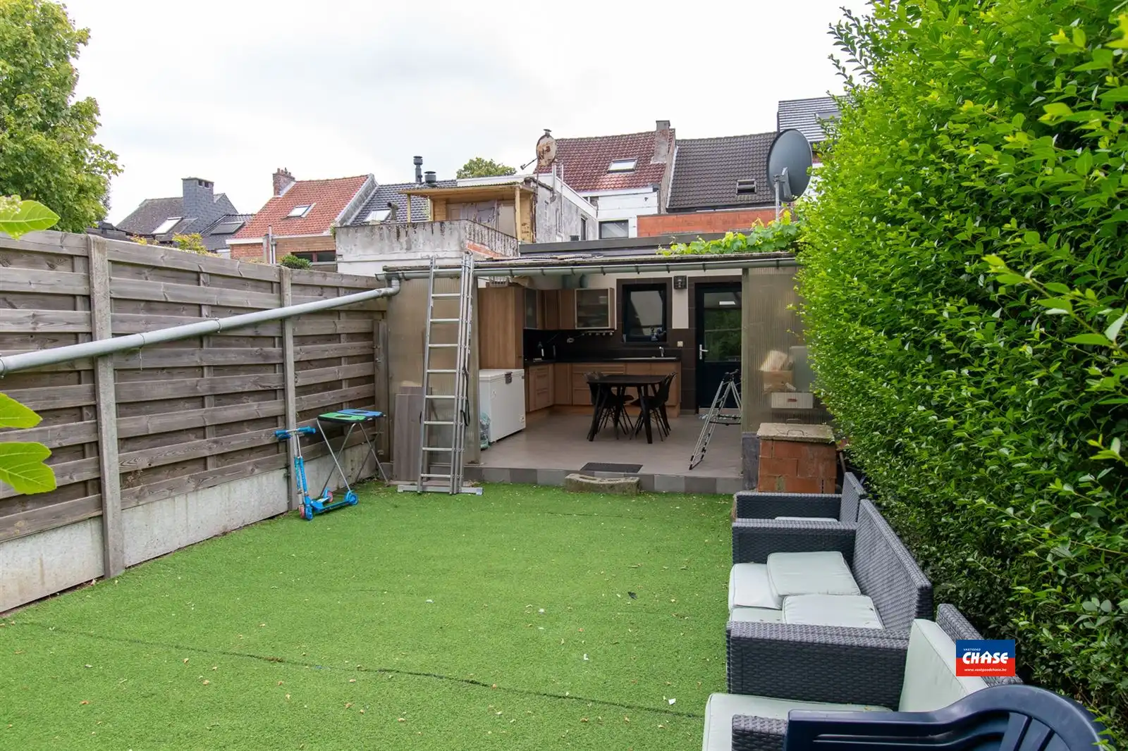 Gerenoveerde rijwoning met 4/5 slaapkamers en grote tuin foto 2
