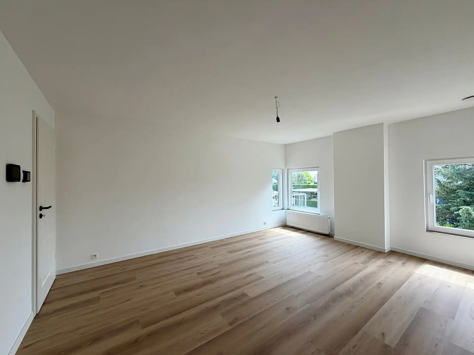 Uitzonderlijk ruim en volledig vernieuwd triplex appartement met drie slaapkamers, twee badkamers en een riant terras op een centrale locatie te Dilsen-Stokkem. foto 8