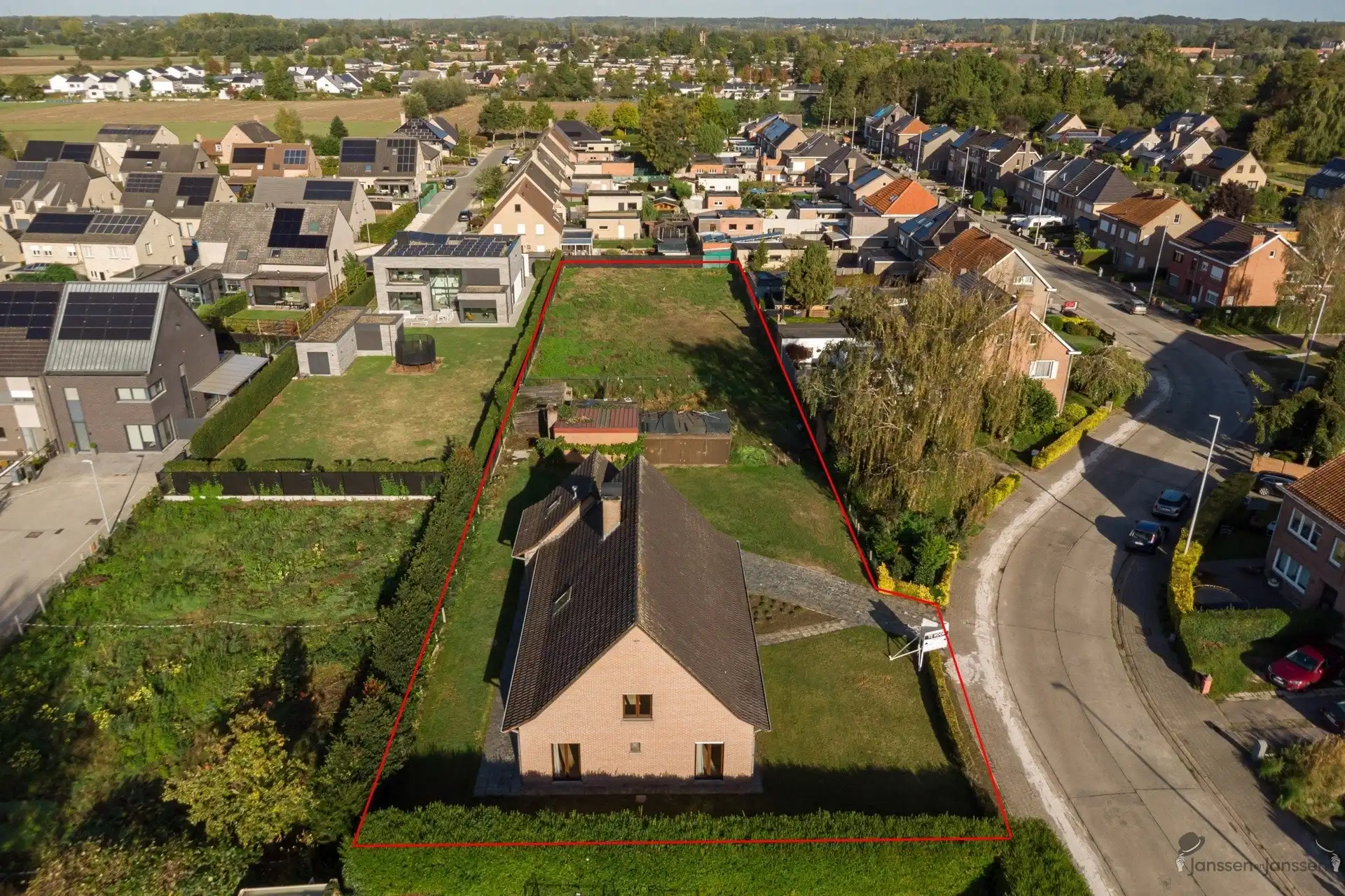 Rustig gelegen villa met uitgestrekte tuin foto 2