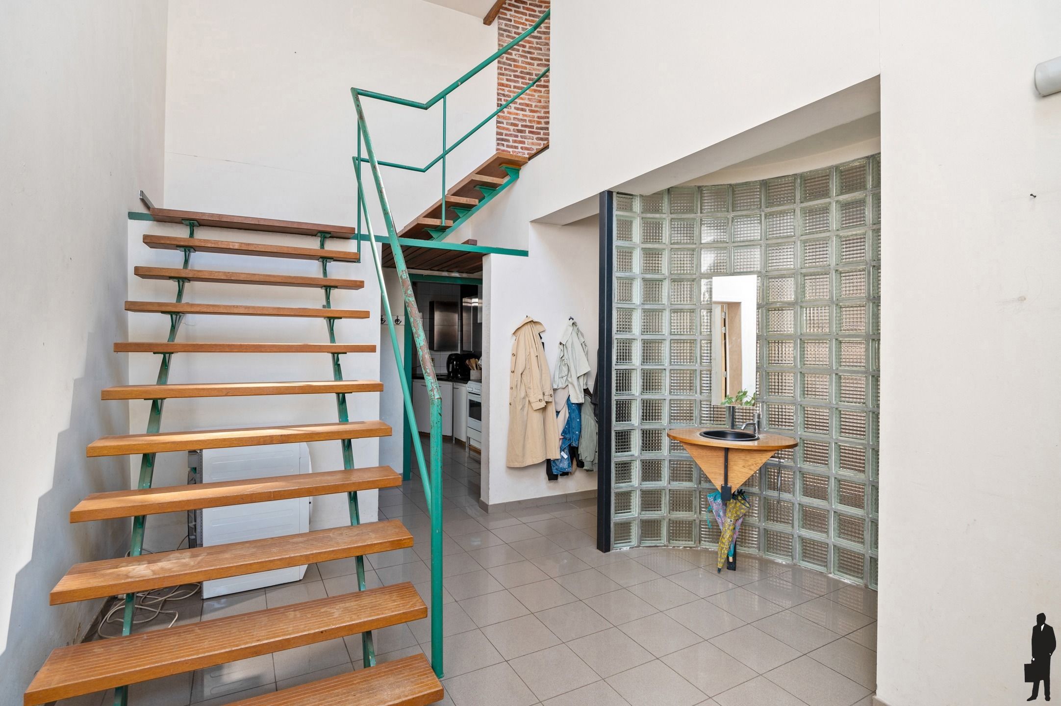 Unieke te renoveren hoevewoning met mooie parktuin foto 18