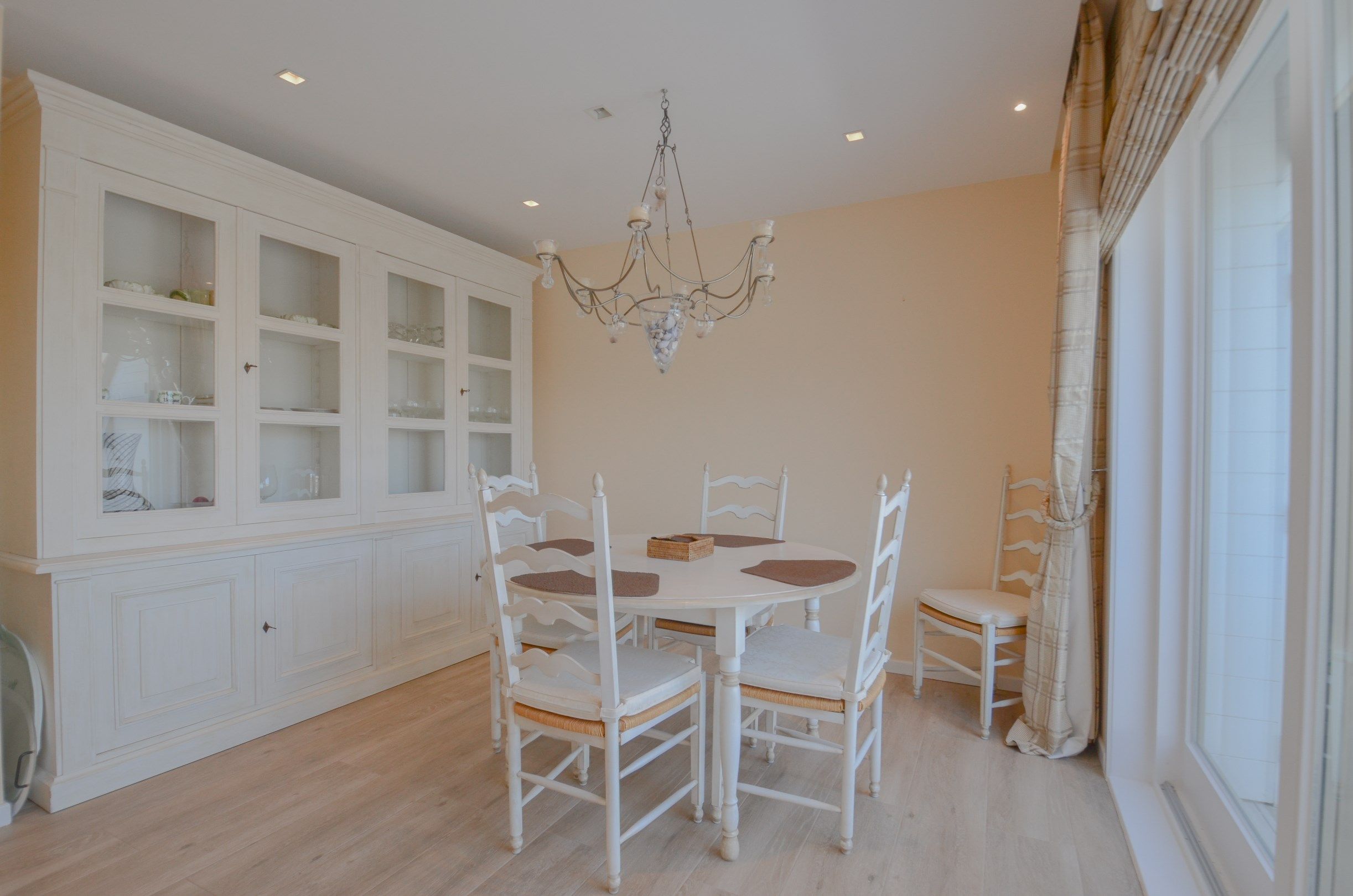 Stijlvol duplexappartement met zonnige terrassen en open zicht op de villa’s van het Zoute. foto 12