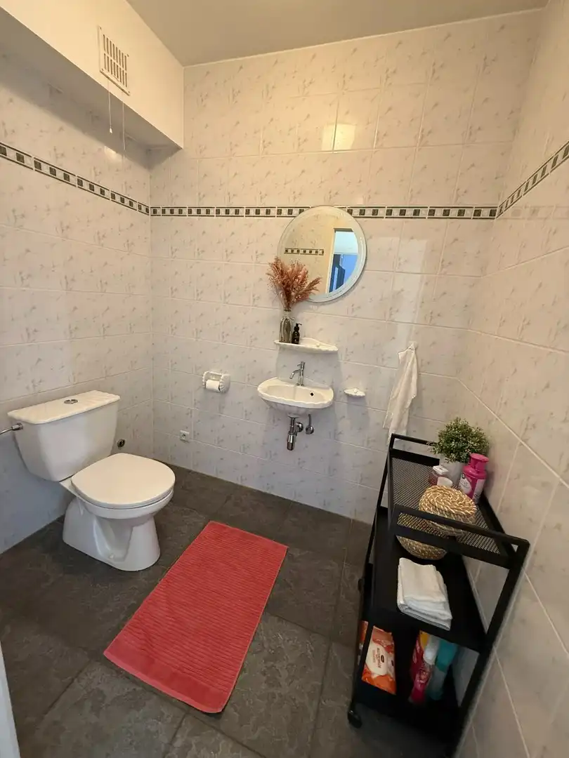 Instapklaar 1-slaapkamerappartement met terras en garagebox in hartje Lommel. foto 5