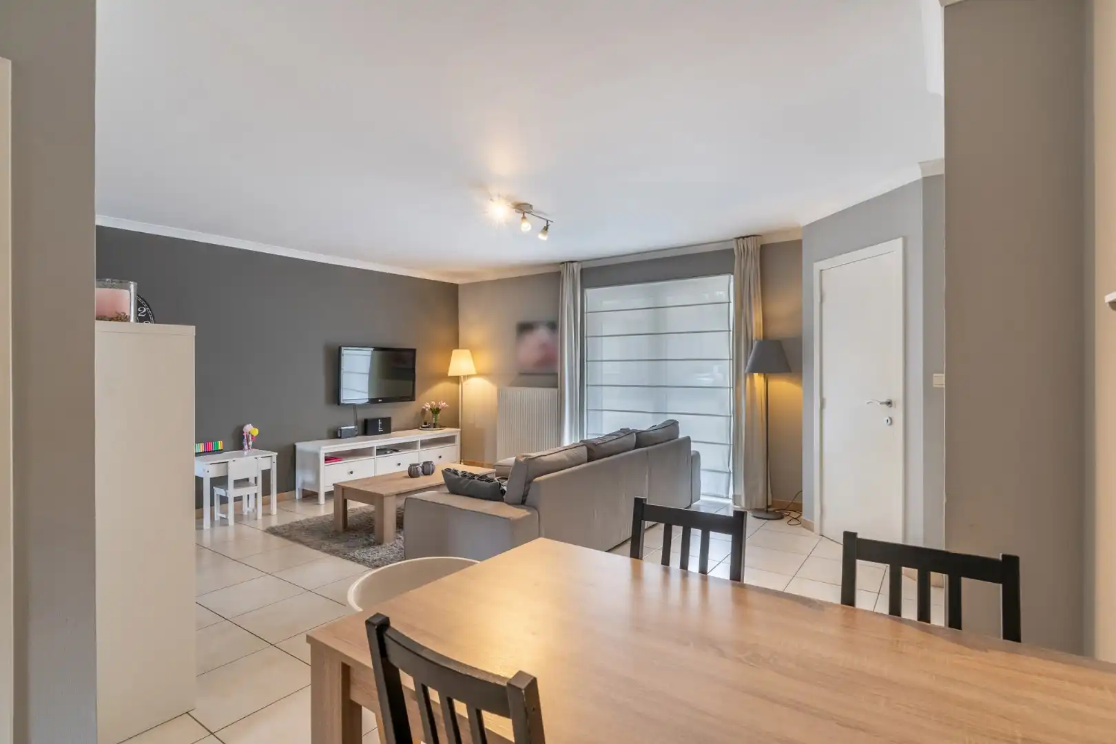 Verzorgd, degelijk en betaalbaar appartement met ruime kelder en inpandige garage foto {{pictureIndex}}