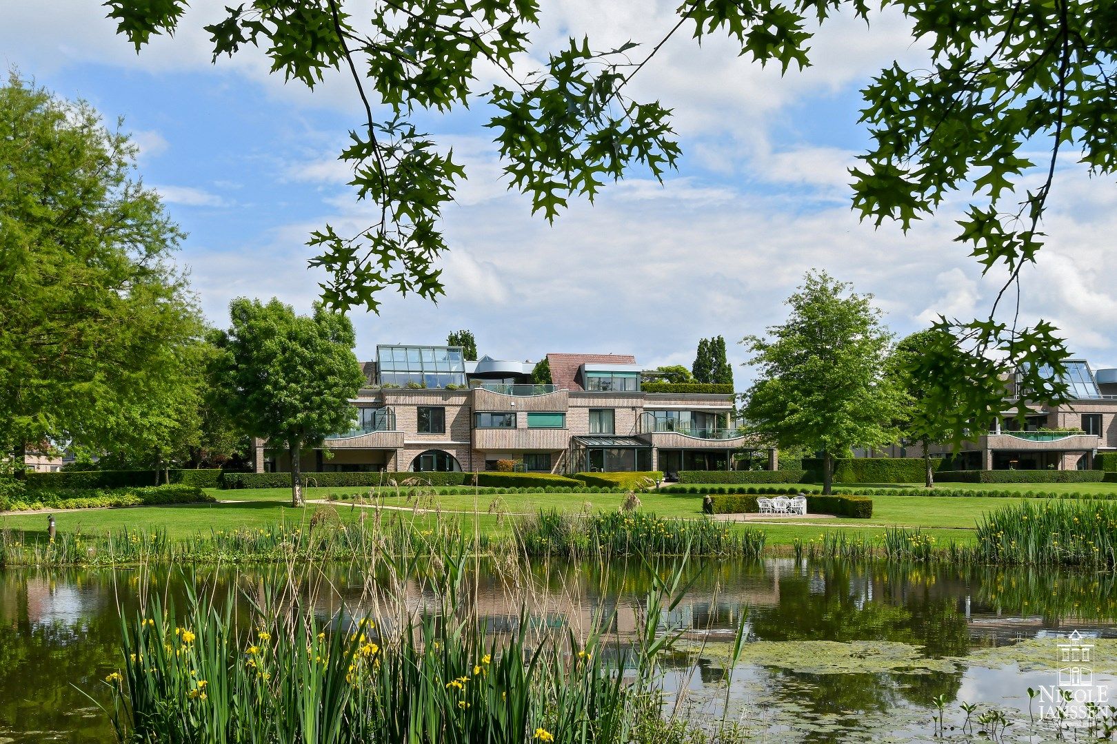 Gelijkvloers luxe appartement van ca. 271m² met royaal terras dichtbij het centrum van Maaseik.  foto 2