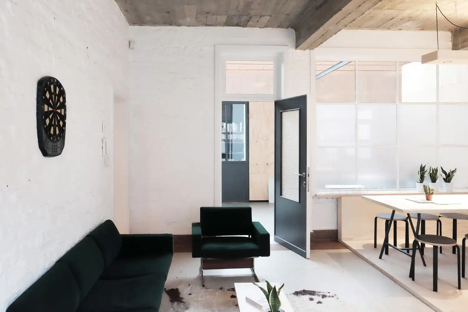 Industrieel kantoor in coworking setting foto 4
