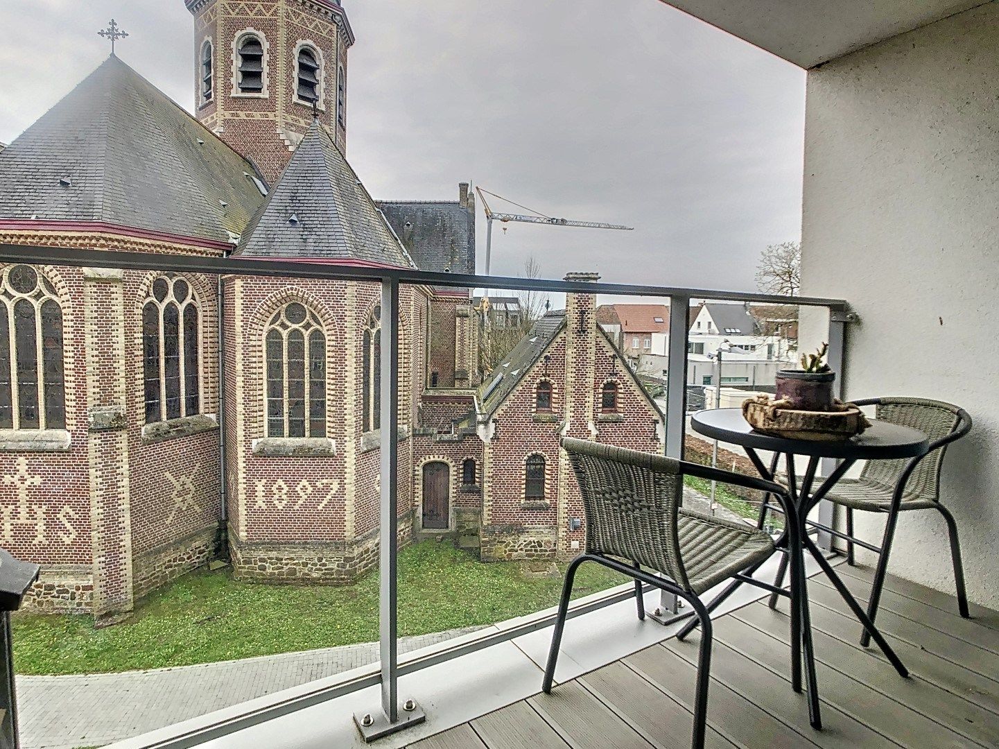 Recent appartement met 2 slaapkamers én overdekte parkeerplaats op het marktplein te Oostnieuwkerke foto 3