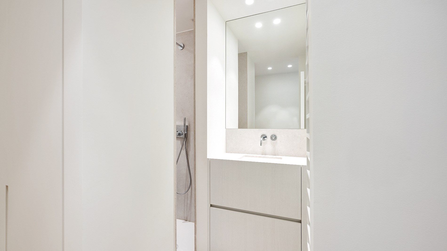 Prachtig gerenoveerd appartement met breed frontaal zeezicht, vlakbij het Albertplein foto 17