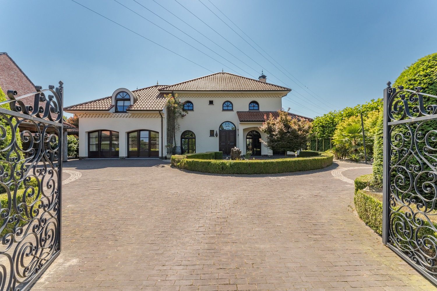 Exclusieve villa in zuiderse stijl op een magnifiek perceel van 5226m²! foto {{pictureIndex}}