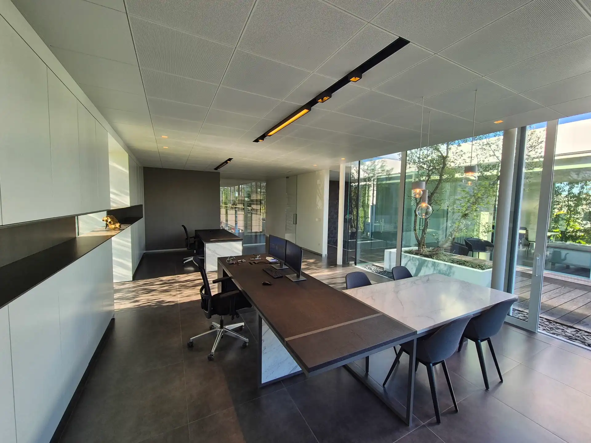 TE HUUR: BEDRIJFSGEBOUW MET REPRESENTATIEVE KANTOREN TE GENK foto 21