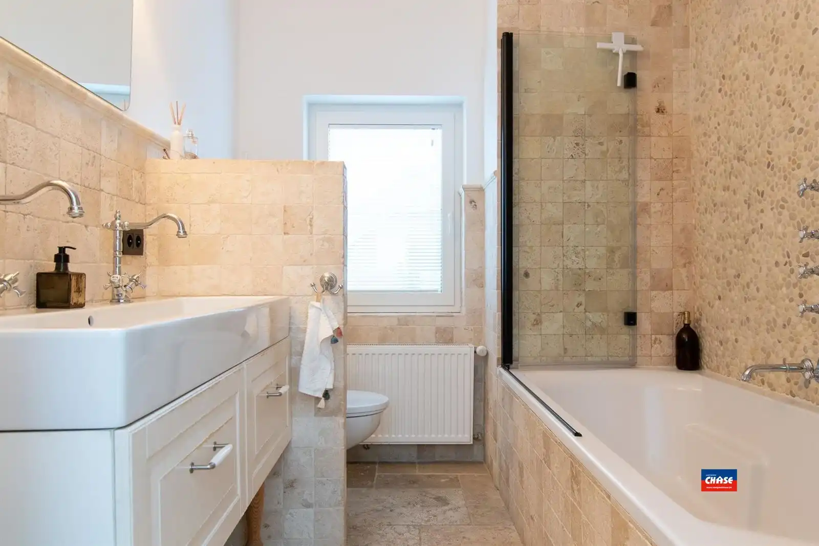 Ruime gezinswoning met drie slaapkamers, ruime tuin en oprit foto 21