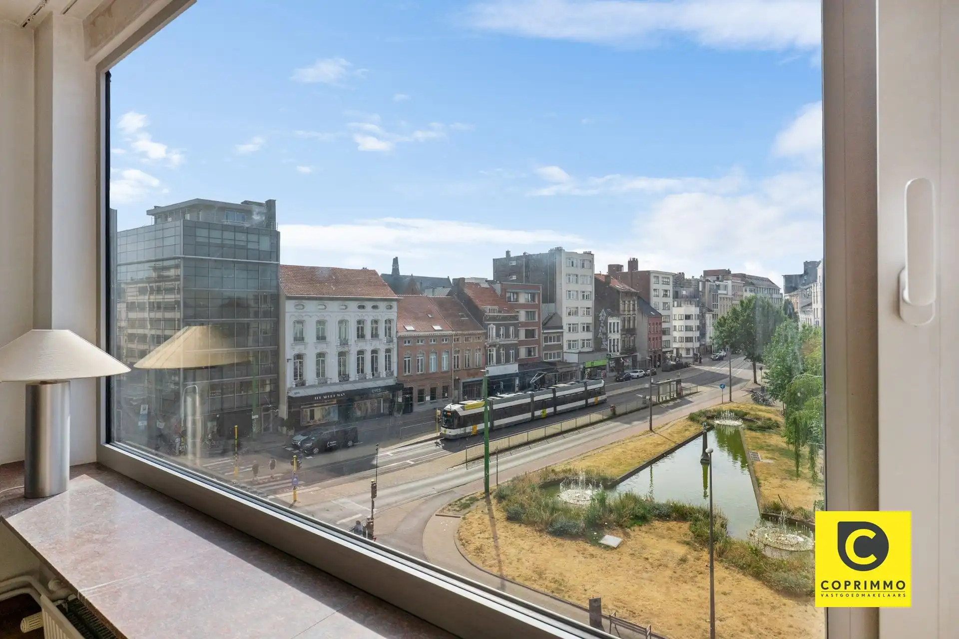 Lichtrijk en instapklaar 2 slpk app "with a view" op toplocatie! foto 2