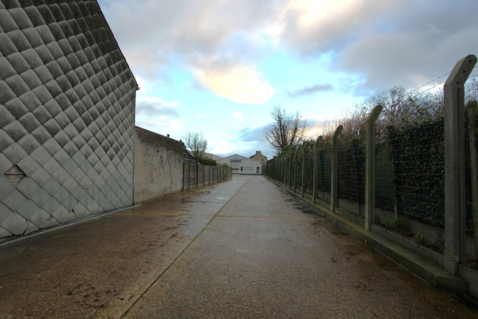 Magazijn (760m²) met koer (1040m²) en bureelruimte (85m²) te huur centrum Knokke Nieuwstraat foto 15