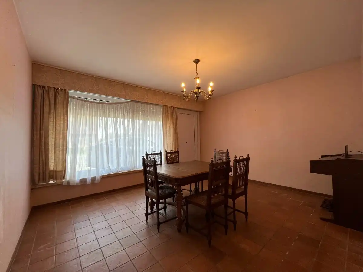 Rumbeke - Te renoveren woning met tuin, garage en uitweg achteraan foto 4