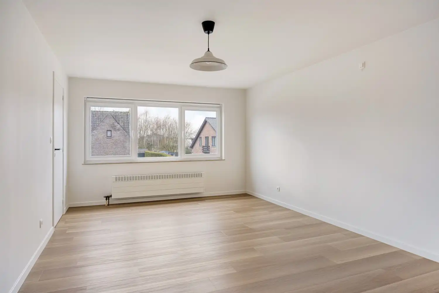 Gerenoveerde gezinswoning met 4 slaapkamers, garage en grote zonnige tuin rustig gelegen vlakbij het centrum van Lochristi. foto 9