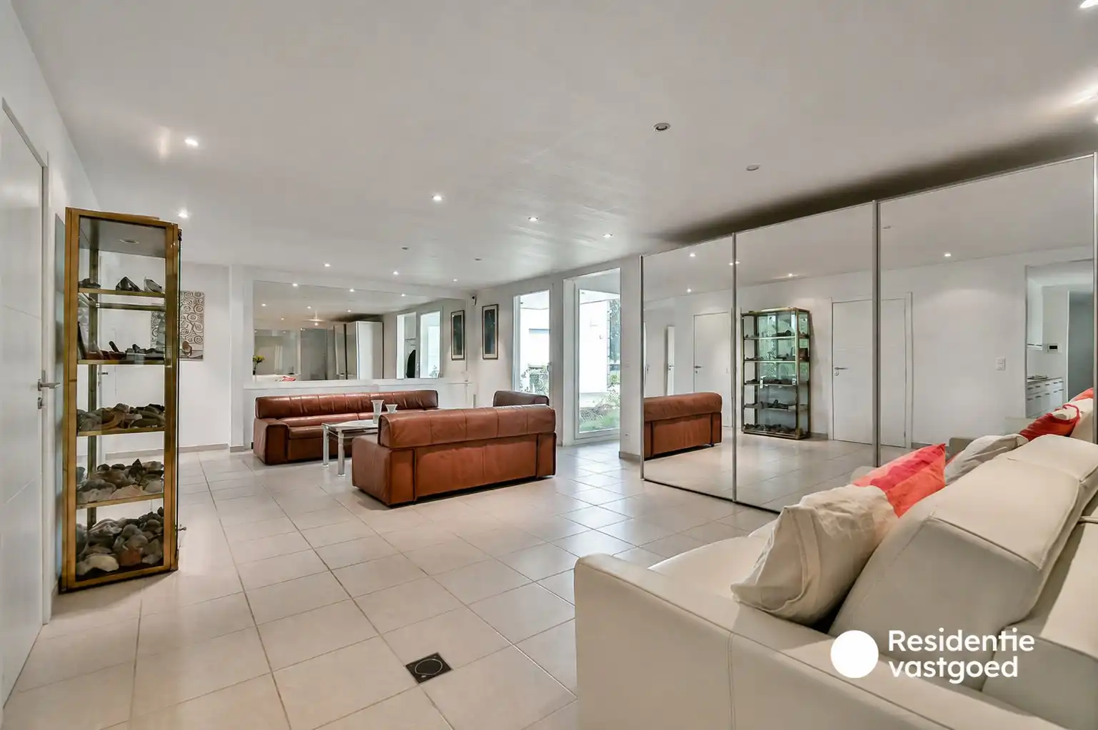 Verrassend ruime woning met unieke indeling en veel potentieel in Torhout! foto 4
