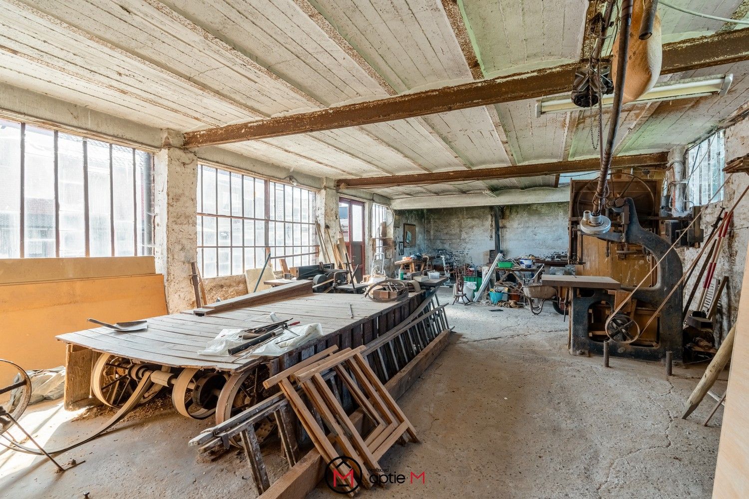 Te renoveren woning met ruim werkhuis foto 25