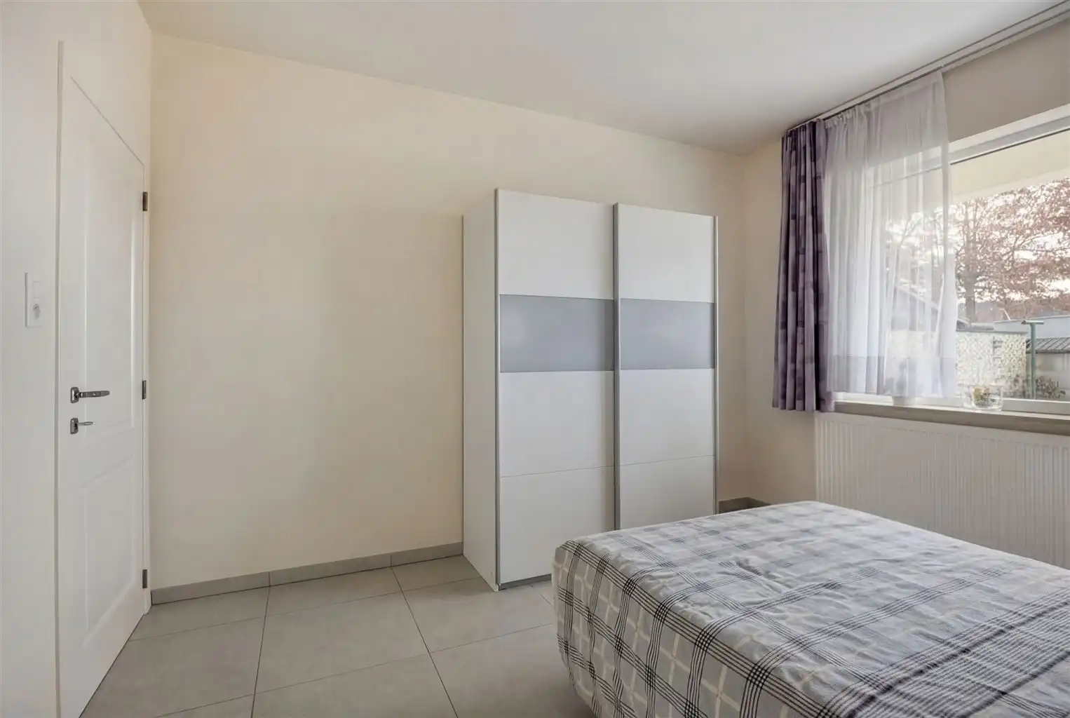 Zeer ruim, gelijkvloers appartement met 3 slaapkamers, tuin, inpandige garage en extra parkeergelegenheden gelegen nabij het centrum van Maaseik. foto 10