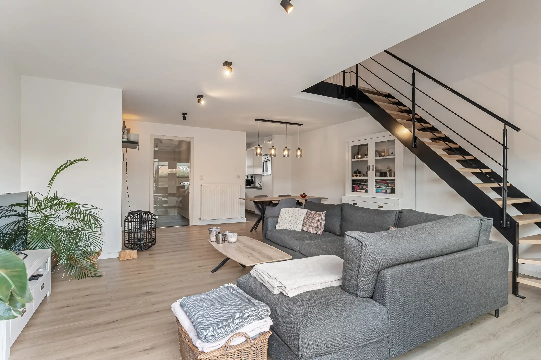 Ruim duplexappartement met groot terras in volle centrum foto 2