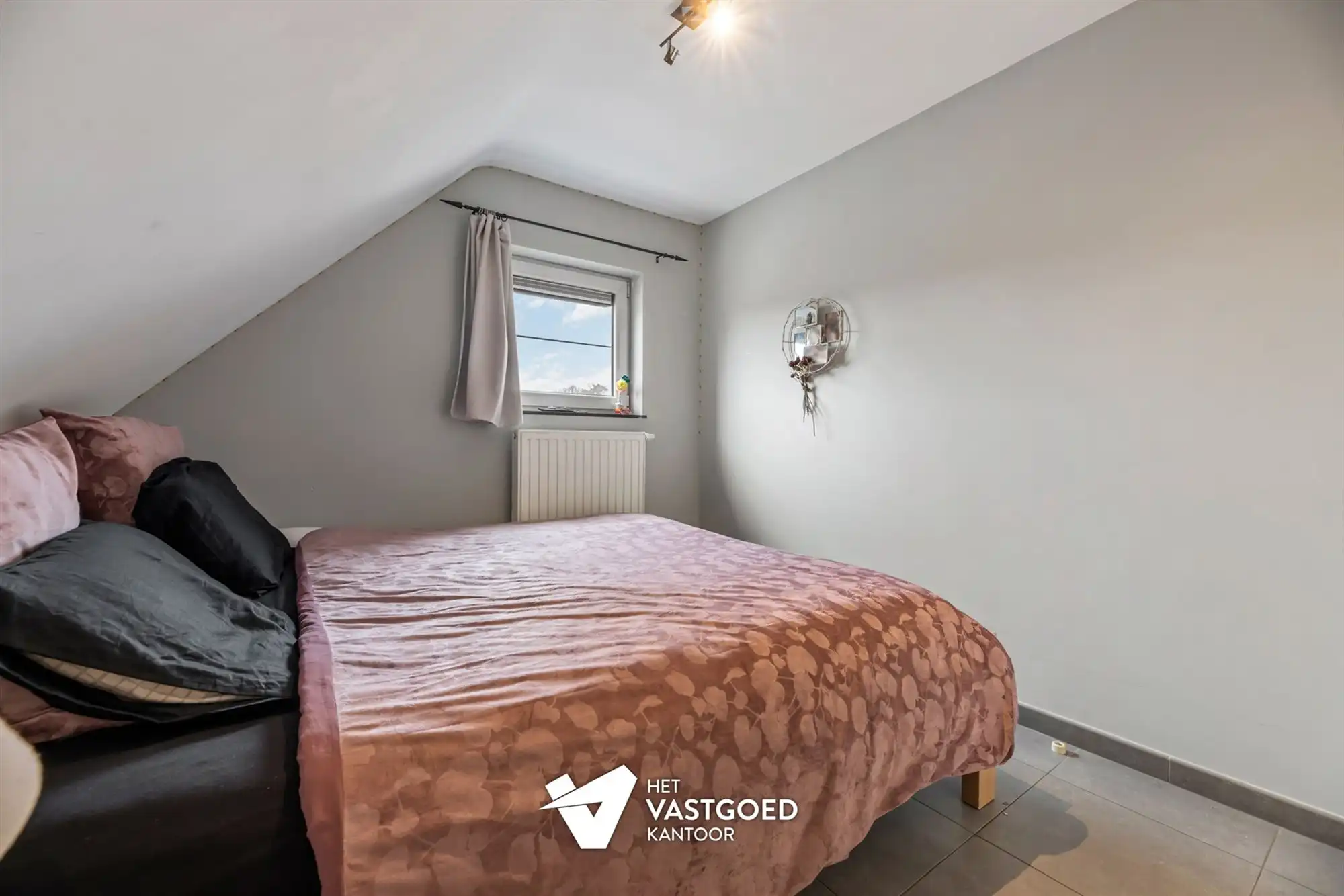 ZEER RUIM DUPLEX APPARTEMENT (149M²) MET 3 SLAAPKAMERS, TERRAS EN 2 AUTOSTAANPLAATSEN TE HAM foto 12