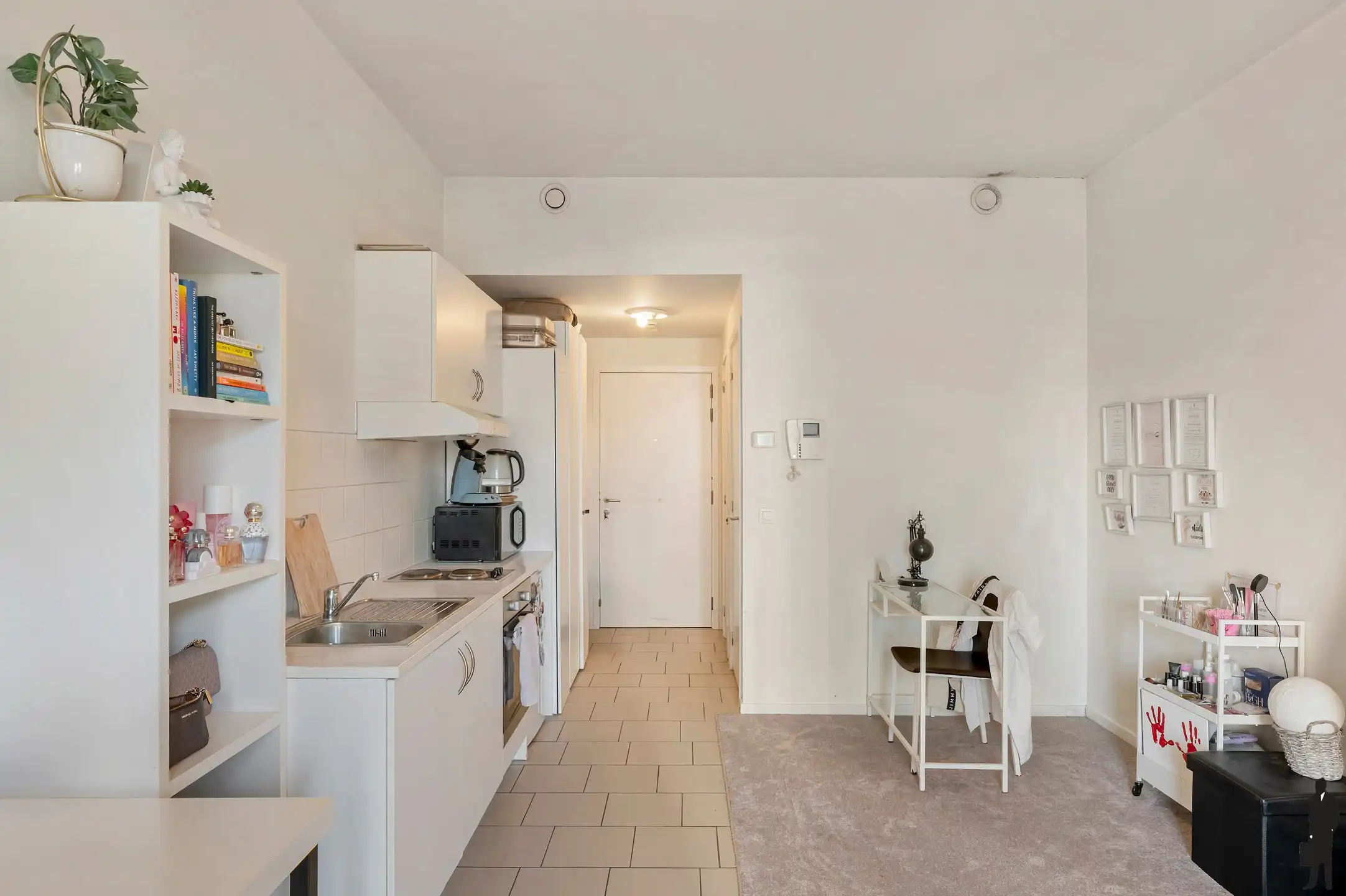 Compacte en lichtrijke studio nabij Park Spoor Noord foto 3