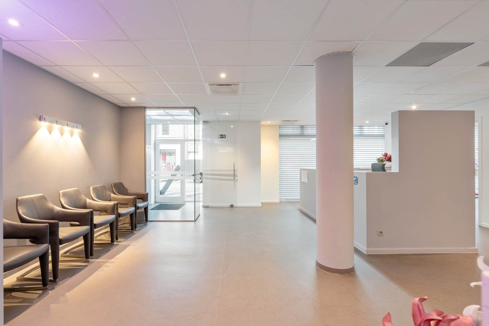 Ruim, zeer energiezuinig kantoor in het centrum van Neeroeteren met diverse mogelijkheden!   foto 6