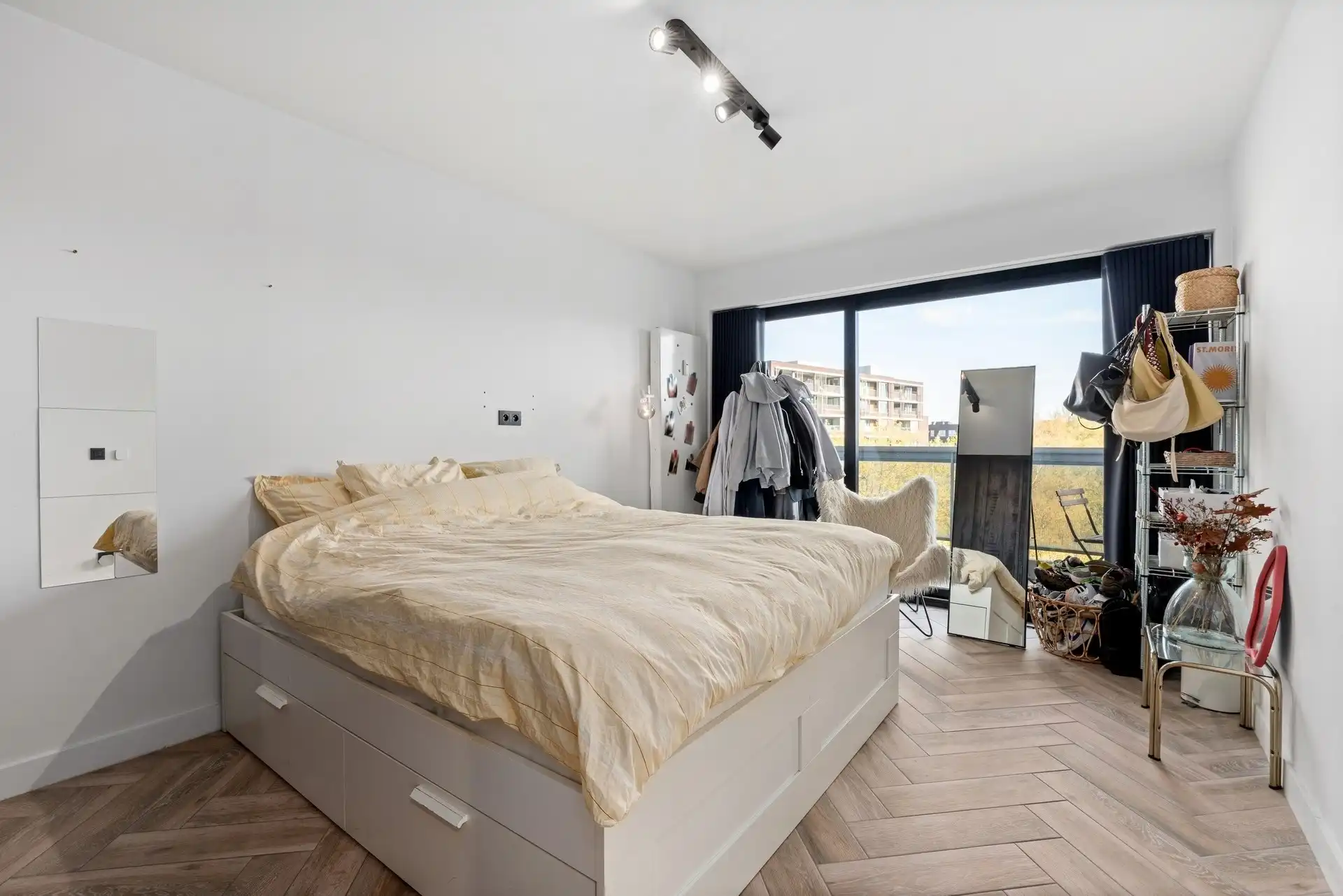 Gerenoveerd appartement met ruim terras foto 10