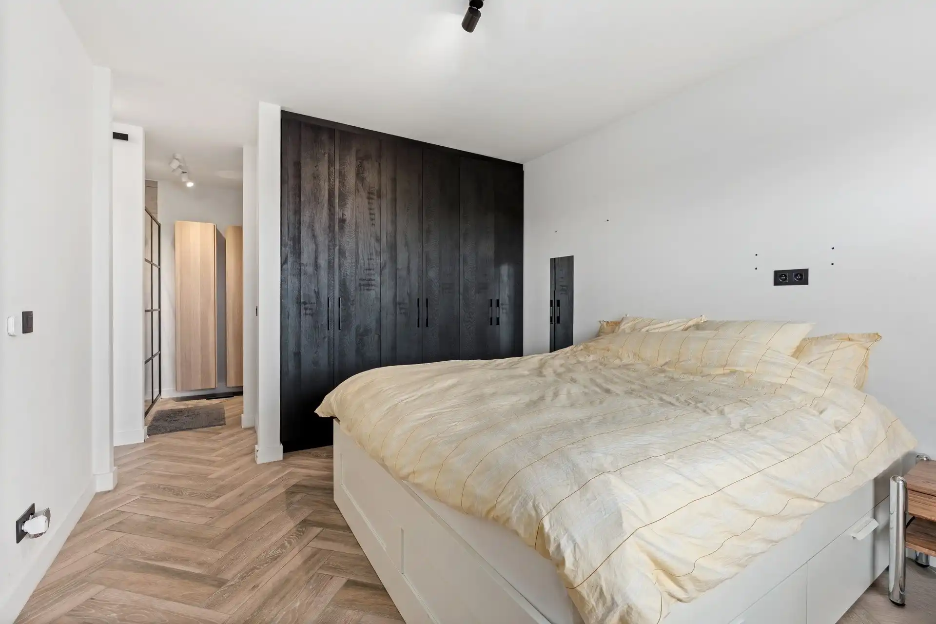 Gerenoveerd appartement met ruim terras foto 10