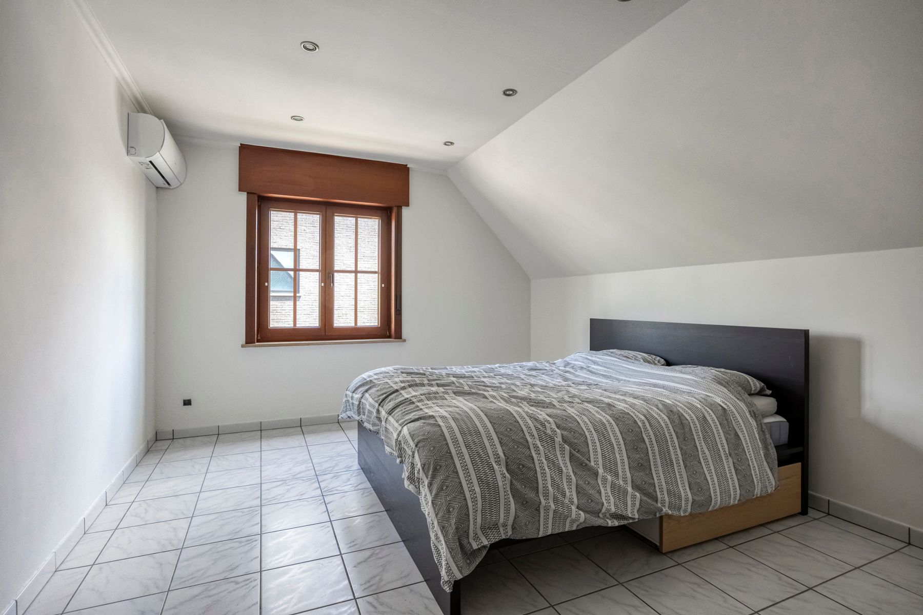 Ruime gezinswoning met 5 slaapkamers, tuin en garage foto 35