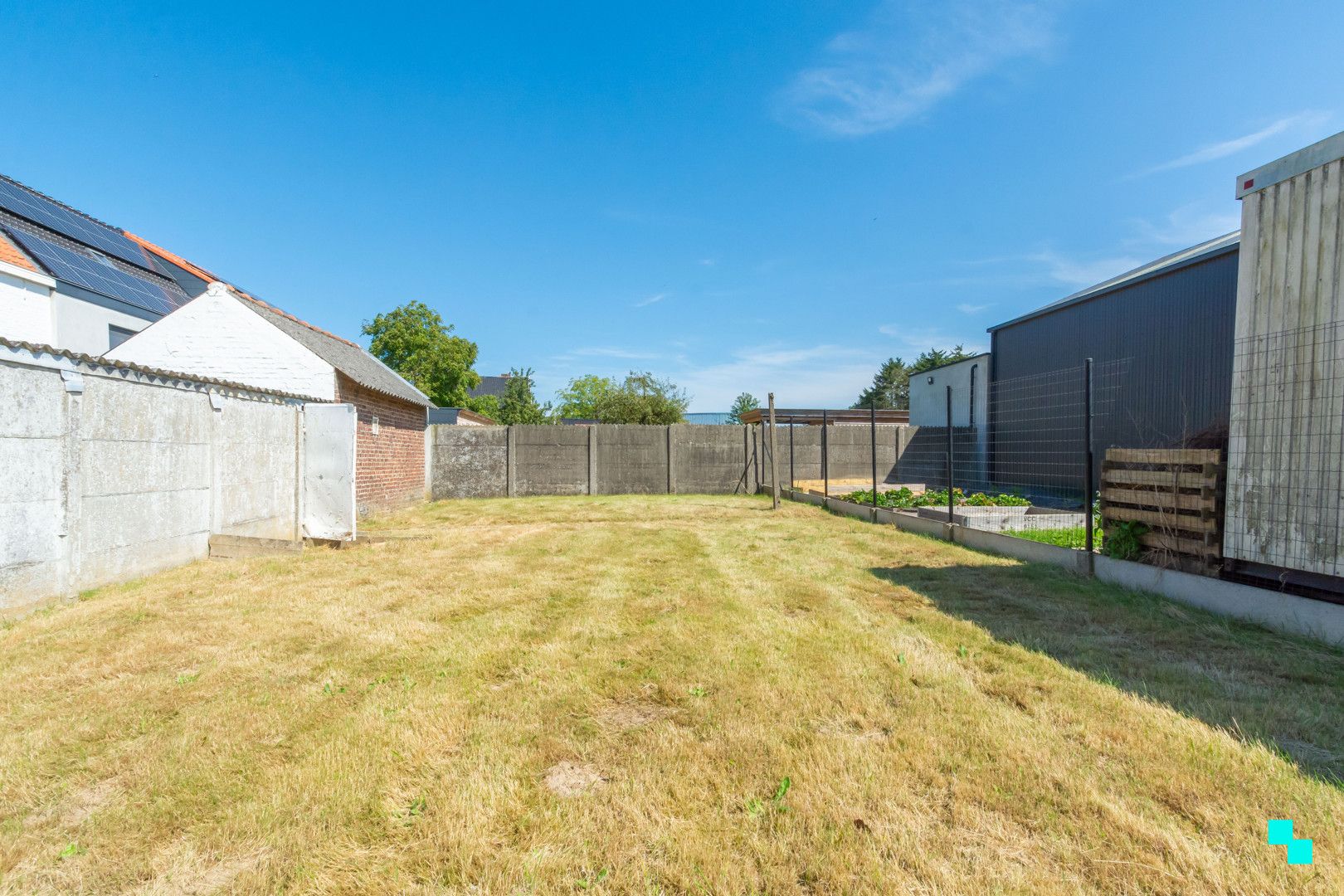 Bouwgrond met te slopen woning foto 4