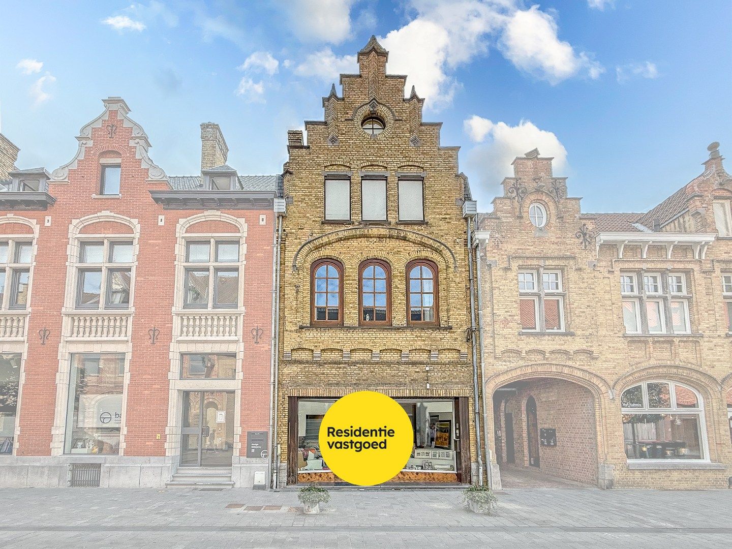 Prachtig herehuis met woonst en handelsruimte te Nieuwpoort-Stad op een zeer commerciële ligging in de Marktstraat op 400 m².  foto {{pictureIndex}}