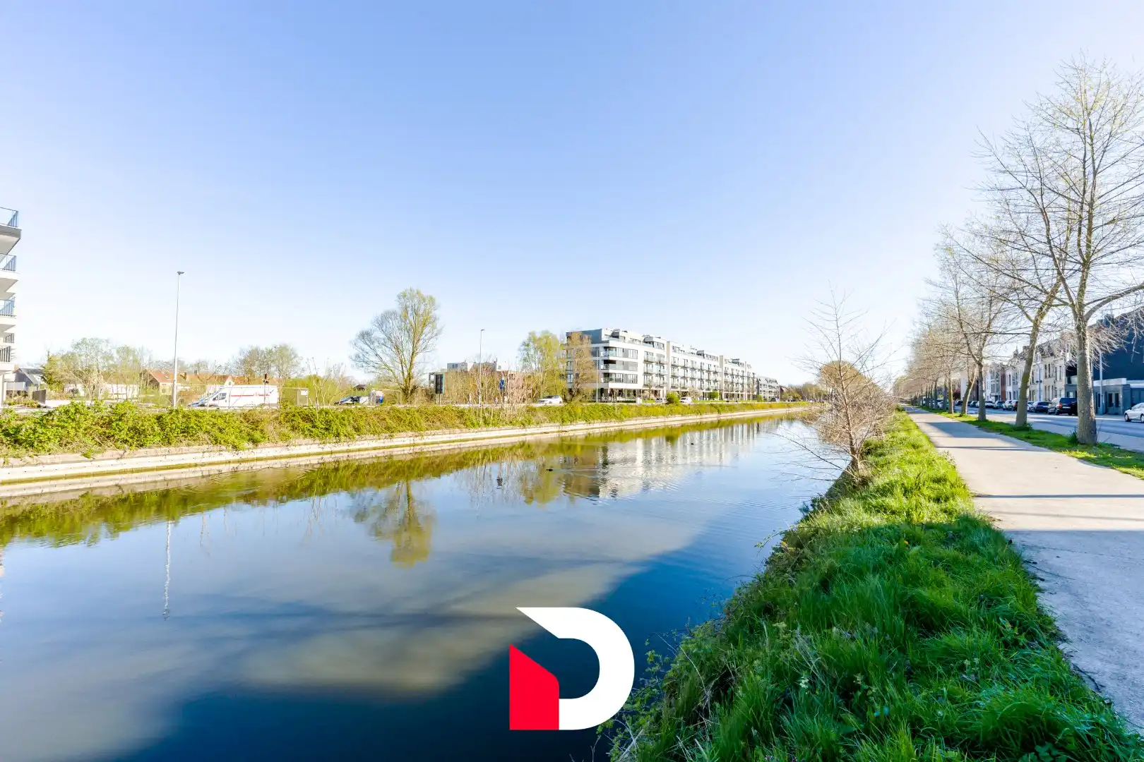 Karaktervol burgerhuis met 5 slk en riante tuin langs de Damse Vaart dichtbij centrum Brugge foto 2